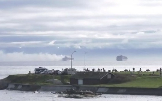 Tàu container hóa chất bốc cháy, phát tán khí độc ngoài khơi bờ biển Canada