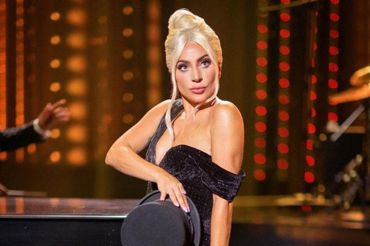 Lady Gaga rạng rỡ với chiếc khăn quàng hoàn toàn làm bằng tờ 100 USD