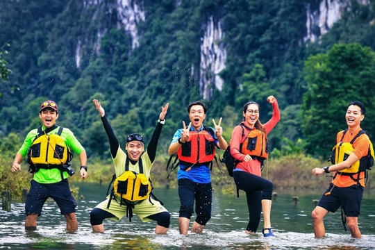 Trần Đặng Đăng Khoa, Á hậu Hoàng My ăn rừng nằm hang, khuấy động mùa lũ Phong Nha - Kẻ Bàng