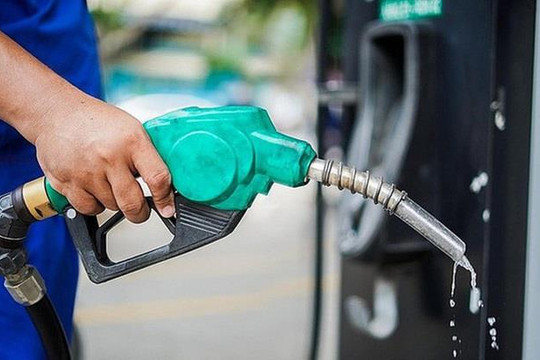 Giá xăng tăng hơn 1.400 đồng/lít, lên mức cao nhất 7 năm
