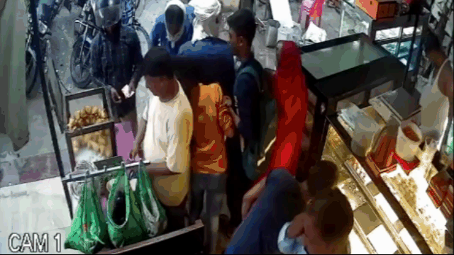 Kinh hoàng hố tử thần "nuốt chửng" 10 người dân đang đứng mua bánh mì