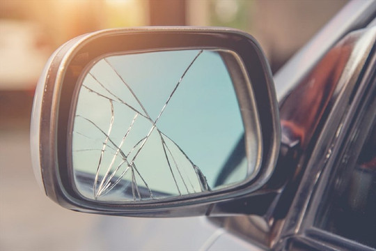 Dấu hiệu cảnh báo gương chiếu hậu hư hỏng dễ xảy ra tai nạn