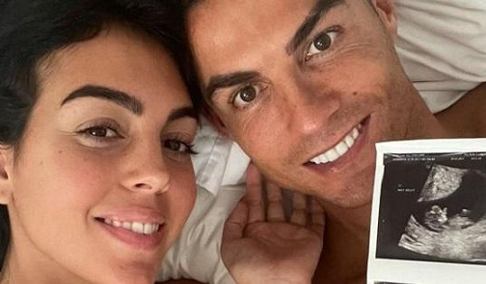 Ronaldo lập 'cú đúp' với bạn gái, lên chức cha lần thứ 6