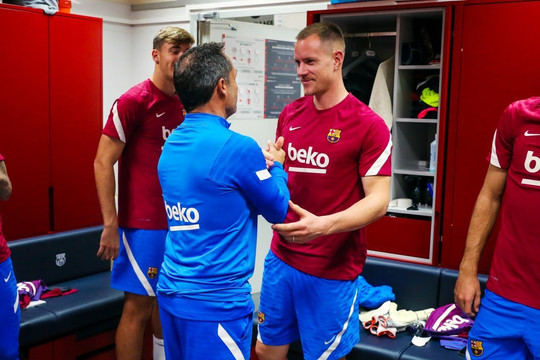Trong khi chờ Xavi, cầu thủ Barca chào đón Sergi Barjuan tạm thay Koeman