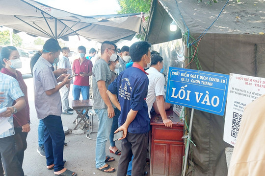 Kẹt xe kéo dài tại chốt kiểm dịch Bình Phước vì 'lằng nhằng' với tờ khai y tế