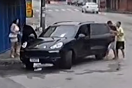Thợ máy 'không xu dính túi' bị cả băng cướp tấn công chỉ vì lái Porsche