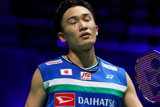 Tay vợt số 1 thế giới Kento Momota bỏ cuộc ở bán kết giải cầu lông tại Pháp