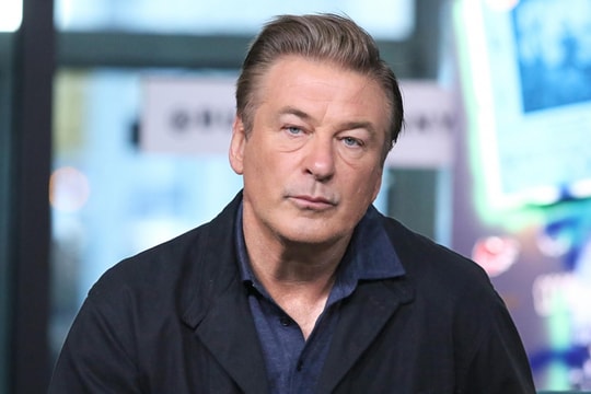 Alec Baldwin không còn ‘né’ phóng viên sau sự cố nổ súng bắn đồng nghiệp trên phim trường