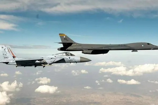 'Đại bàng bất bại' F-15C Israel hộ tống 'pháo đài bay' Hoa Kỳ để thị uy Iran