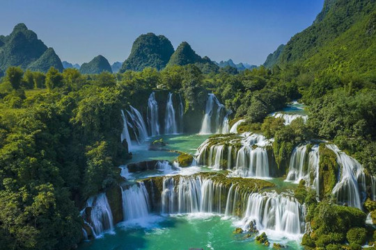 Một trong những thác nước đẹp nhất thế giới: Thác Bản Giốc kỳ vĩ giữa núi rừng Đông Bắc