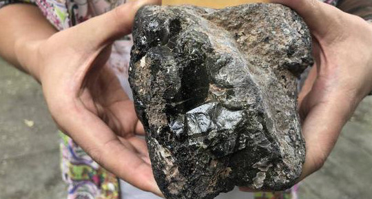 Đem viên đá lạ đi kiểm tra, chuyên gia: Đúng là rơi từ vũ trụ, nhưng gốc lại từ Trái Đất