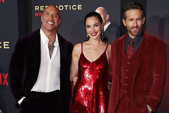 Ra mắt phim 'Red Notice': Dwayne Johnson, Gat Gadot, Ryan Reynolds gây choáng khi diện đồ đỏ rực