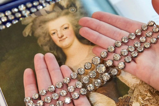 Cận cảnh vòng tay kim cương "triệu đô" của Hoàng hậu xa xỉ Marie Antoinette