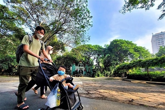 Mở lại sau gần nửa năm đóng cửa, sớm tinh mơ đưa con dạo Thảo Cầm Viên