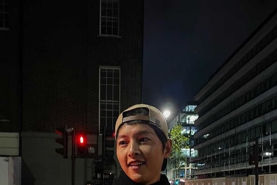 Song Joong Ki và bạn gái tin đồn Jeon Yeo Bin lại bị đồn thổi đang hẹn hò tại trời Tây?