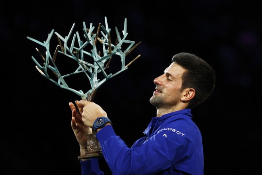 Ngược dòng hạ Medvedev, Djokovic đăng quang Paris Masters 2021