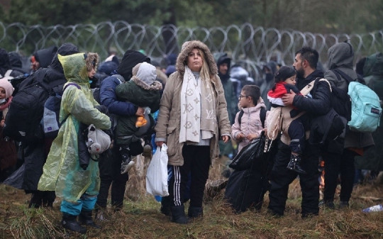 Người di cư dồn về biên giới, Ba Lan đóng cửa khẩu, Belarus nói về phát súng trong video