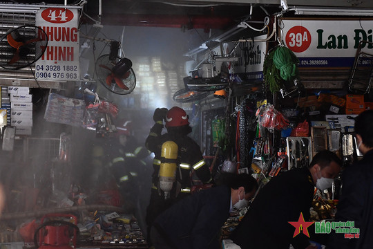 Kịp thời dập tắt đám cháy ở khu vực chợ Cầu Đông, phường Đồng Xuân