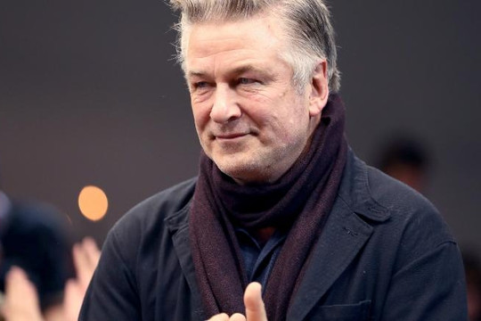 Alec Baldwin đề xuất thuê cảnh sát để 'giám sát an toàn vũ khí' trên phim trường