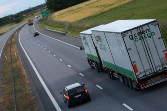 Làm thế nào để hạn chế nguy hiểm khi lái xe cạnh xe tải?