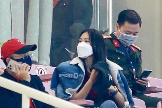 Doãn Hải My cùng Văn Hậu cổ vũ trận tuyển Việt Nam và Nhật Bản