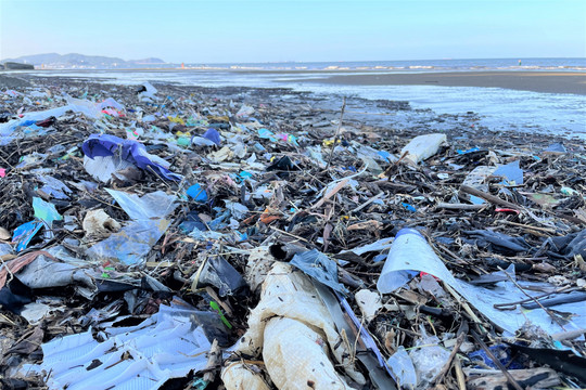 Ảnh: Rác thải nhựa tràn ngập bãi biển ở thị xã Cửa Lò