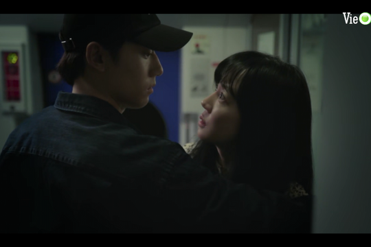 'Melancholia - Góc khuất học đường': Im Soo Jung bị cảnh sát bắt vì yêu đương học sinh 17 tuổi Lee Do Hyun