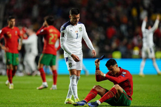Ronaldo bật khóc, ném băng đội trưởng khi Bồ Đào Nha thua
