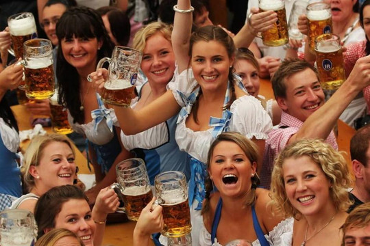 Xúc xích vị bia Đức khiến thực khách thích thú, vừa ra mắt đã cháy hàng