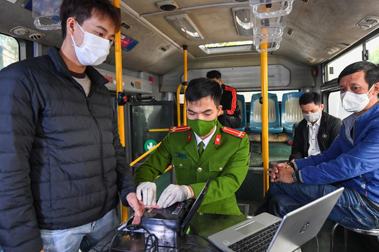 Độc đáo mô hình cấp CCCD gắn chíp trên xe buýt tại Hà Nội