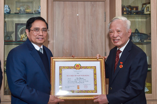 Thủ tướng Phạm Minh Chính trao Huy hiệu 60 năm tuổi Đảng tặng đồng chí Vũ Khoan