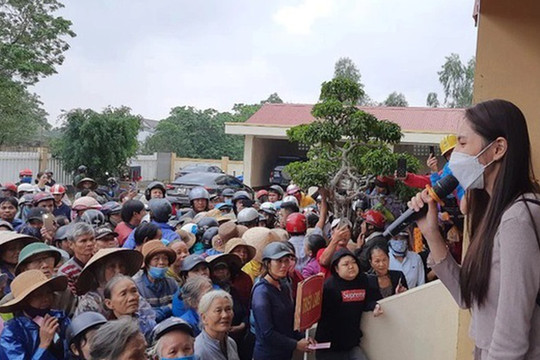 Ca sĩ Thủy Tiên cứu trợ ở Quảng Trị: Không kiểm đếm tiền, không ký xác nhận