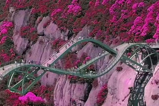 Cầu uốn lượn giữa 2 vách núi cao 140 mét ở Trung Quốc gây "bão" mạng xã hội