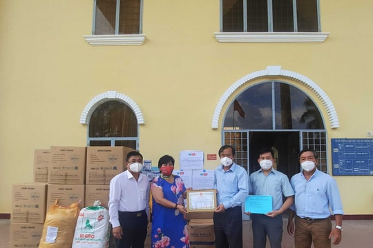 50.000 khẩu trang y tế, thiết bị và thuốc ủng hộ chống dịch ở biên giới Tây Ninh