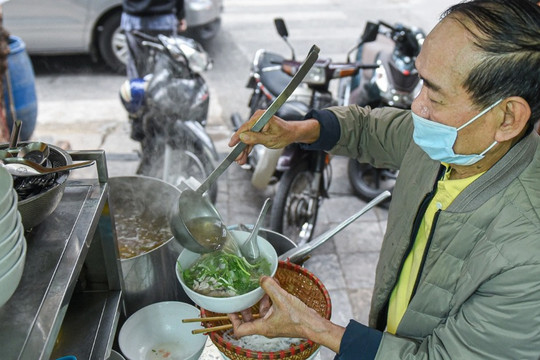 Quán phở lạ đời ở Hà Nội: 40 năm tuyệt đối không dùng chanh, quất