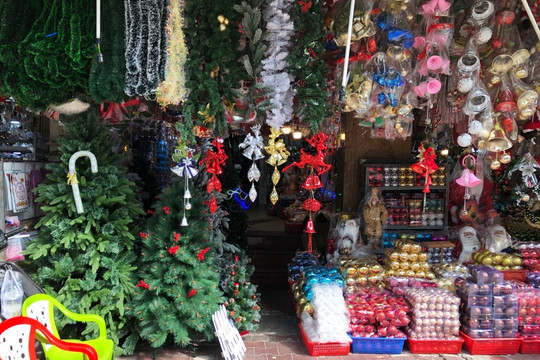 Chợ bán đồ trang trí Giáng sinh tại TP.HCM ảm đạm, chủ tiệm thở dài vì bán ế