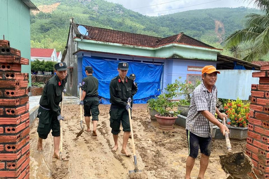Công an tỉnh Bình Định giúp dân dọn dẹp sau hai trận núi Cấm sạt lở kinh hoàng