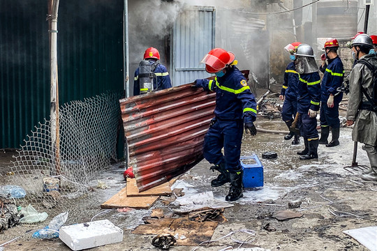 Hà Nội: Cháy kho chứa điều hòa trong chợ Kim Lũ, tiểu thương bê đồ tháo chạy