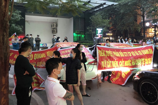 Hà Nội: Cư dân chung cư Stellar Garden bị cắt nước, chặn xe gây náo loạn