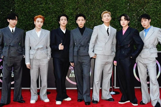 Một chi tiết về outfit của BTS tại thảm đỏ American Music Awards 2021 khiến Knet tranh cãi kịch liệt: Stylist làm vậy là đúng hay sai?