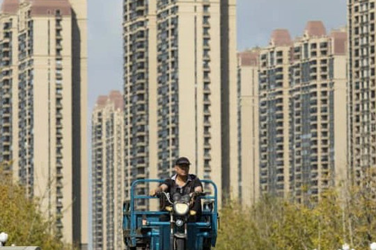 Các ông trùm bất động sản Trung Quốc bỏ hàng tỷ USD "tiền túi" cứu công ty