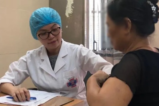 Có mẹ bị ung thư vú, con gái khi nào cần tầm soát?