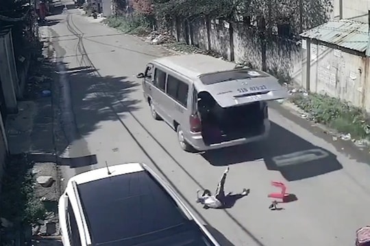 Xe đưa đón học sinh rơi cửa, 4 em văng ra ngoài, một em tử vong
