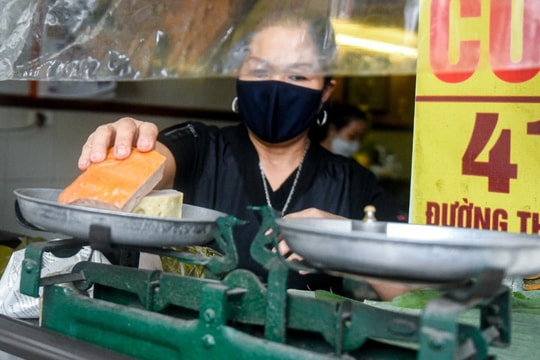Hàng giò chả đông nhất Hà Nội 70 năm dùng chiếc cân đĩa... 'rách' trăm tuổi