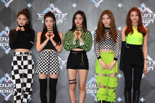Mỗi lần comeback, outfit của các girl group này luôn gây "náo loạn" trên khắp mạng xã hội