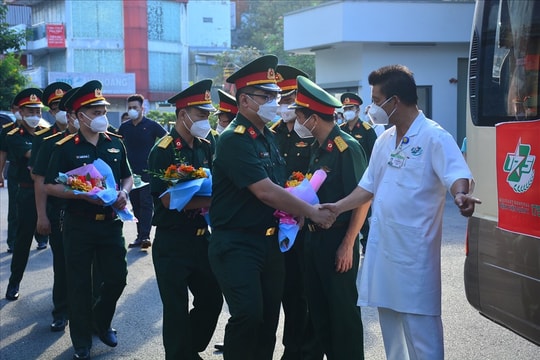 Đoàn y, bác sĩ Bệnh viện Quân y 175 lên đường nhận nhiệm vụ ở Trường Sa