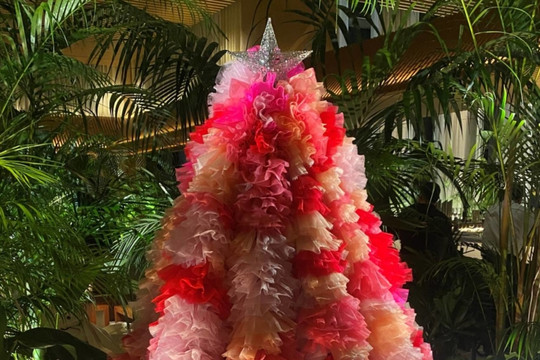 Độc đáo thiết kế váy hình cây thông Giáng sinh tại Nhật Bản