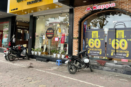 Trước Black Friday, phố thời trang ở Hà Nội đìu hiu khách dù giảm giá 80%