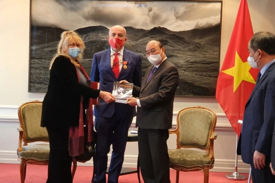 Chủ tịch nước xúc động nhận cuốn sách về Bác Hồ từ một dịch giả Italia