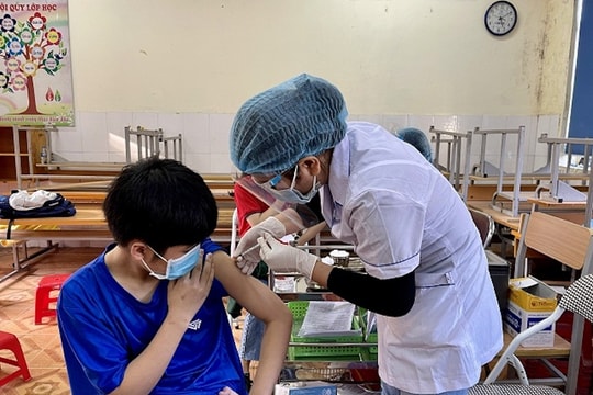 Hà Nội: Học sinh lớp 12 dương tính SARS-CoV-2 từng đến trường tiêm vaccine